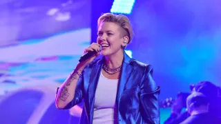 Betty Who Faces Backlash After Podcast Comments Ignite Debate Over Bi Erasure and Queer Representation